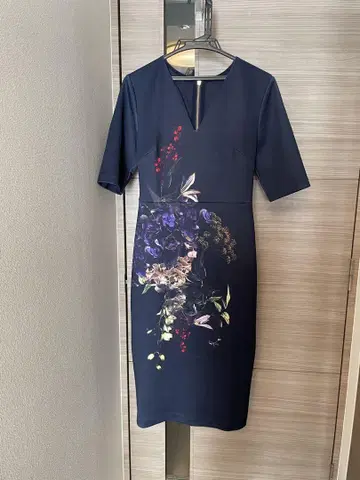네이비 꽃무늬 타이트 원피스