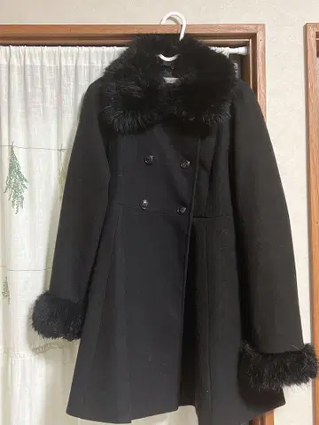 가격 협상 퍼가 달린 더블 브레스트 울 코트