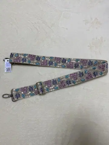 핸드메이드 꽃무늬 자수 넥스트랩