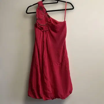 BCBGMAXAZRIA 빨간색 원숄더 프릴 드레스
