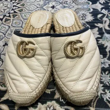 GG 로고가 있는 아이보리 사보 샌들 22.5cm