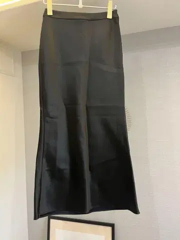블랙 새틴 가죽 롱 스커트 슬릿 디테일