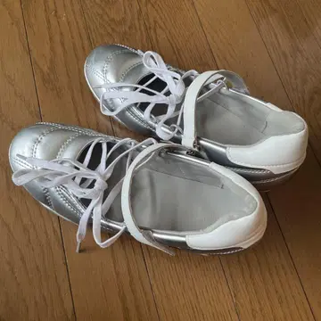 실버 스트랩 펌프스 24cm