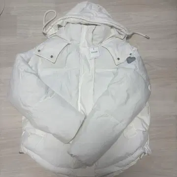 화이트 다운 자켓 후드 부착