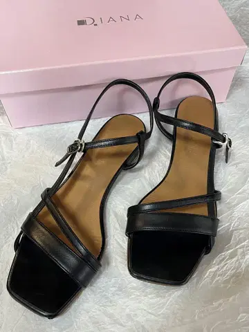 DIANA 23.5 스트랩 샌들