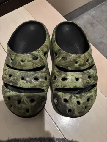 KEEN 카모플라쥬 크로그 샌들