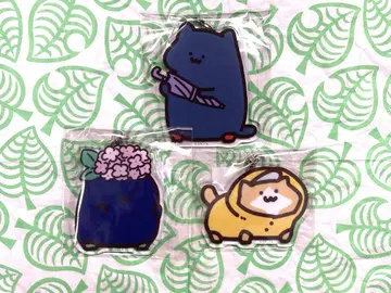 문구와 함께 비와 수국 아크릴 참 고양이 새끼 고양이 이름 없는 자