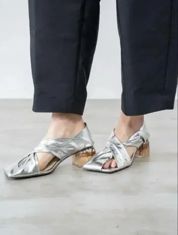 ALM. 알무 샌들 HEIDI LEATHER PUMPS SILVER