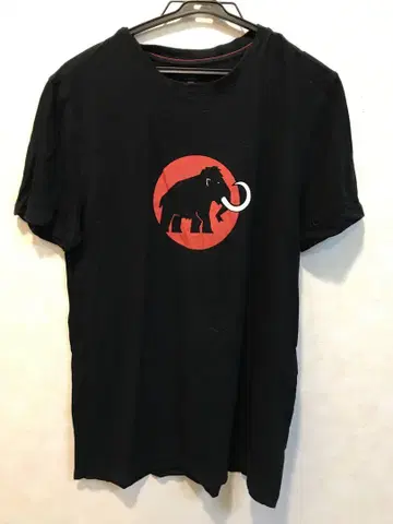 마무트 MAMMUT 코끼리 프린트 블랙 티셔츠