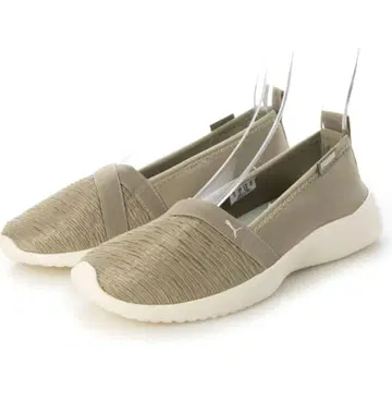 푸마 소프트 폼 스니커즈. 24,5cm 올리브 색상.