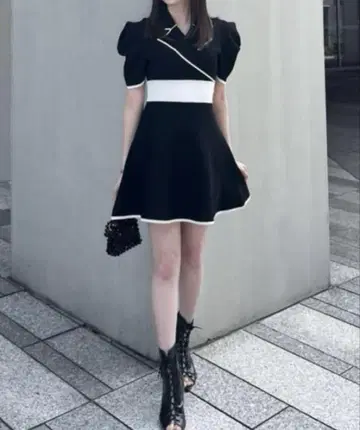 rienda 테일러드 칼라 미니 플레어 하프 니트 원피스