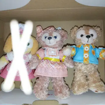 닷피와 셰리 메이 봉제 인형 배지