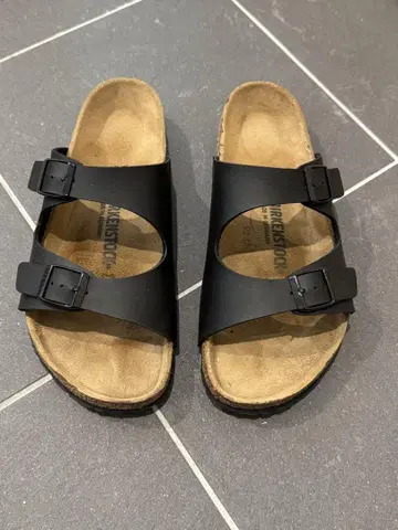 버켄스탁 블랙 더블 스트랩 샌들