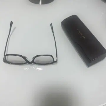 다크 그레이 스퀘어 프레임 안경