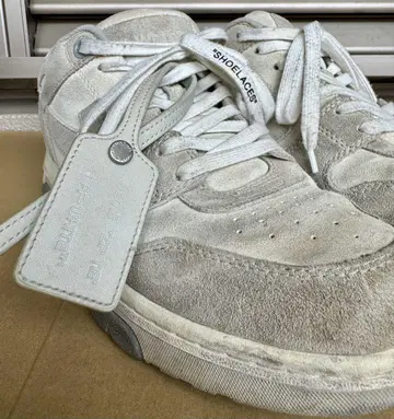 Off-White 그레이 스니커즈