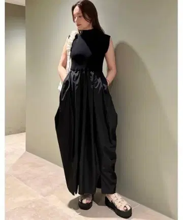 emmi atelier 에미 슬리브리스 터틀넥 롱 원피스