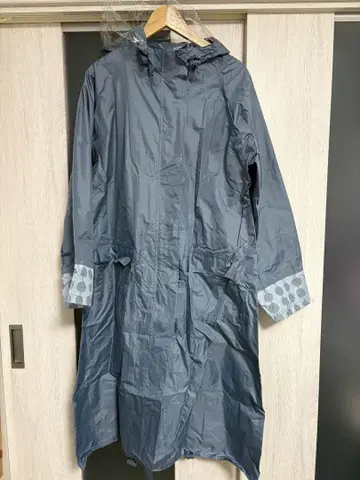 그레이 후드 부착 롱 레인코트