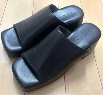 센스 오브 플레이스 스퀘어 샌들