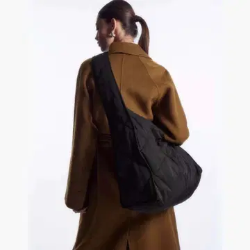 코스 블랙 퀼팅 숄더백