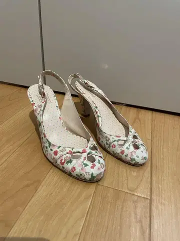 Cynthia Rowley (신시아 로리) 꽃무늬 펌프스 사이즈 22.5