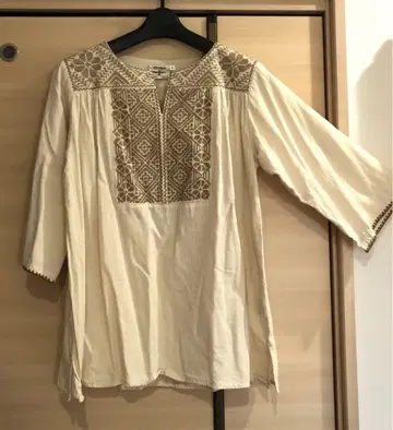 티티카카 크로스 자수 풀오버 아이보리