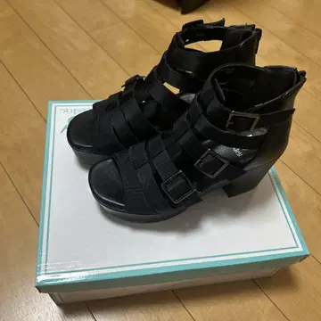 블랙 스트랩 샌들