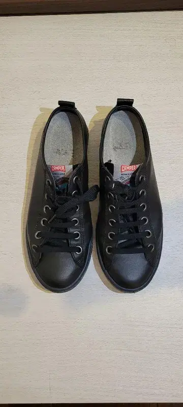 블랙 레이스업 스니커즈