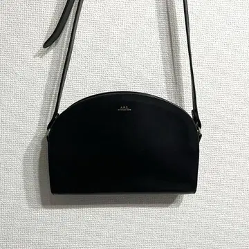 아페쎄 하프문 숄더백 블랙