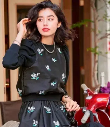 chesty 체스티 꽃무늬 자수 상의 트레이닝복 원단