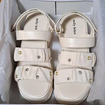 아이보리 스포츠 샌들 비쥬 장식