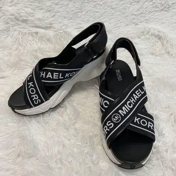 새상품급 마이클코어스 스포츠 샌들 통굽 샌들 24.5cm