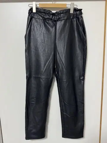 CALZEDONIA 블랙 인조 가죽 속기모 팬츠
