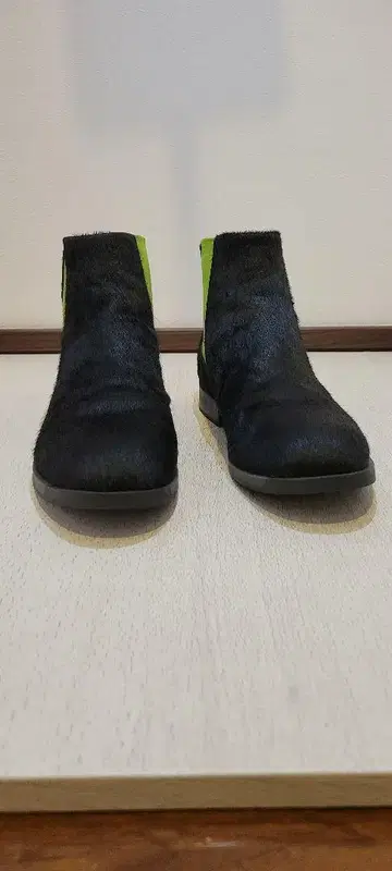 사이드 고어 부츠 블랙과 그린