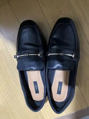 EVOL 블랙 가죽 로퍼 골드 금장 장식