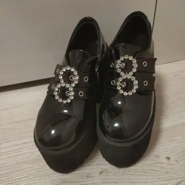 BUBBLES 비쥬가 달린 블랙 통굽 로퍼