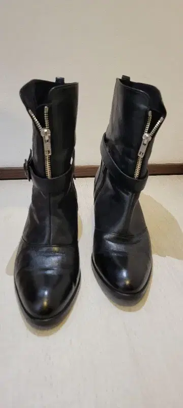블랙 지퍼 부티 미들 힐