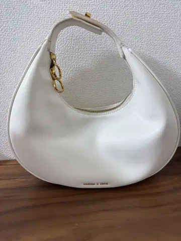 찰스앤키스 화이트 핸드백 골드 금장 장식 택 포함