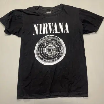 NIRVANA 티셔츠 against