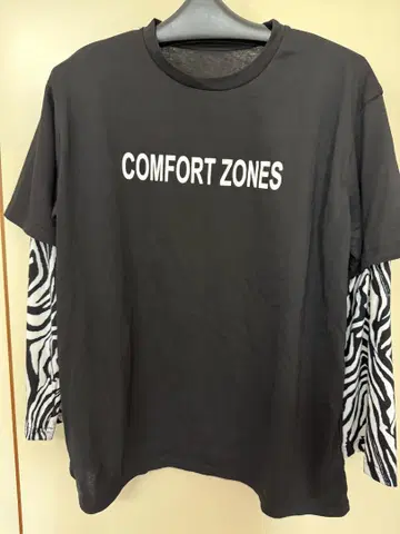 COMFORT ZONES 블랙 티셔츠 제브라 패턴 소매