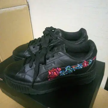 Puma 블랙 꽃무늬 자수 여성용 통굽 스니커즈 23cm