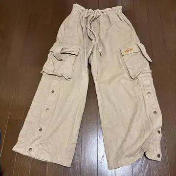 베이지 카고 팬츠 사이드 포켓 부착