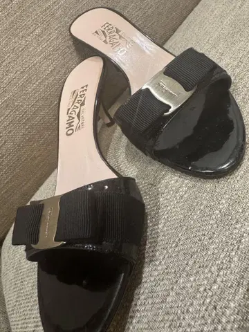 페라가모 블랙 샌들 미들 힐