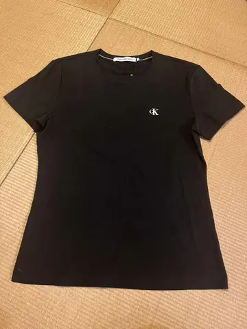 CK 로고가 있는 블랙 반팔 티셔츠, 쇼핑백 포함