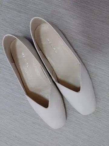 REGAL 화이트 V컷 플랫 슈즈 24cm