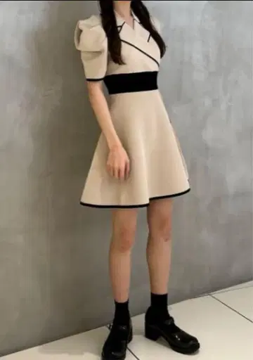 rienda 테일러드 칼라 미니 플레어 하프 니트 원피스 베이지