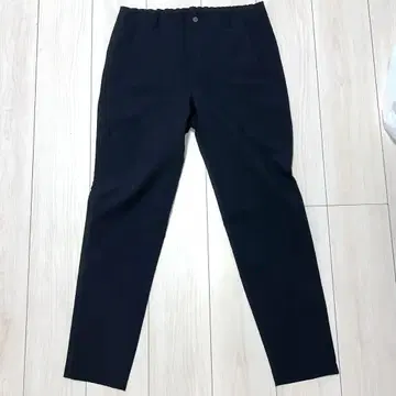 데상트 블랙 슬림 핏 팬츠