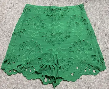 ZARA 그린 자수 컷 아웃 숏 팬츠