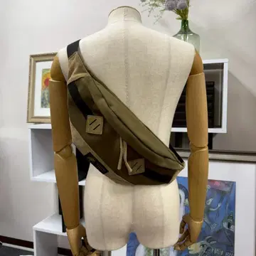 미사용 HUNTING WORLD 바디백 사파리