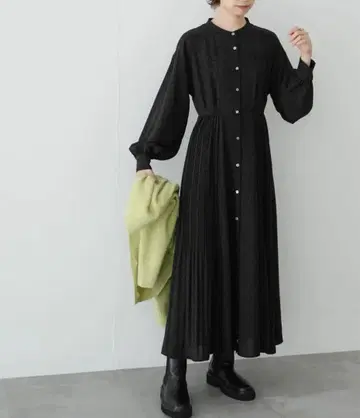 어반 리서치 블랙 플리츠 맥시 원피스