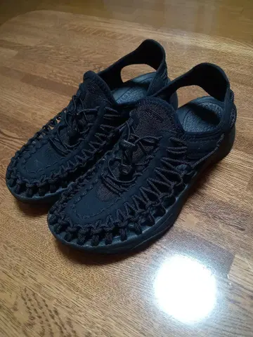 KEEN UNEEK ASTORA 블랙 샌들 25.5cm